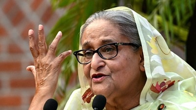 বাংলাদেশের প্রাক্তন প্রধানমন্ত্রী শেখ হাসিনা চলতি বছরের শেষের দিকে দেশে ফেরার প্রস্তুতি নিচ্ছেন বলে নিজেই সম্প্রতি ঘোষণা করেছেন। (AFP) বাংলাদেশের প্রাক্তন প্রধানমন্ত্রী শেখ হাসিনা চলতি বছরের শেষের দিকে দেশে ফেরার প্রস্তুতি নিচ্ছেন বলে নিজেই সম্প্রতি ঘোষণা করেছেন। (AFP)