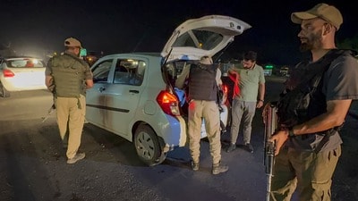 জম্মু ও কাশ্মীরের কুলগামে এক পরিযায়ী শ্রমিকের মৃত্যু হল। (ছবিটি প্রতীকী, সৌজন্যে পিটিআই) জম্মু ও কাশ্মীরের কুলগামে এক পরিযায়ী শ্রমিকের মৃত্যু হল। (ছবিটি প্রতীকী, সৌজন্যে পিটিআই)