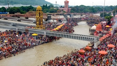 'Kanwariyas' and others take a holy dip in the Ganga river during the annual 'Kanwar Yatra', at Har Ki Pauri, in Haridwar, Uttarakhand. (PTI)