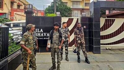 সিউড়িতে টুলু মণ্ডলের বাড়ির সামনে বাহিনী। (ছবি সৌজন্যে পিটিআই) সিউড়িতে টুলু মণ্ডলের বাড়ির সামনে বাহিনী। (ছবি সৌজন্যে পিটিআই)