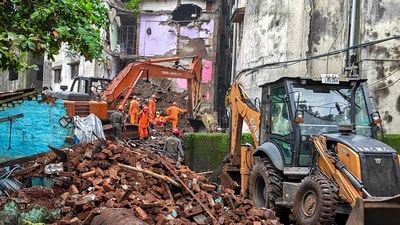 মহারাষ্ট্রের থানে জেলার ভিওয়ান্ডিতে ভয়াবহ দুর্ঘটনা। (PTI) মহারাষ্ট্রের থানে জেলার ভিওয়ান্ডিতে ভয়াবহ দুর্ঘটনা। (PTI)