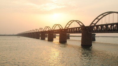 <p>ఎగువ ప్రాంతాల్లో కురుస్తున్న భారీ వర్షాల నేపథ్యంలో గోదావరి నీటిమట్టం పెరుగుతున్న దృష్ట్యా,అన్ని శాఖలు పూర్తి అప్రమత్తంగా ఉండి ముందస్తు చర్యలను ముమ్మరం చేయాలని జిల్లా భద్రాద్రి కొత్తగూడెం కలెక్టర్ అంకిత్ ఆదేశించారు.  గోదావరి పరివాహక ప్రాంత ప్రజలను ముందుగానే అప్రమత్తం చేయడం, అవసరమైతే పునరావాస కేంద్రాలకు తరలించడం, అక్కడ తాగునీరు, ఆహారం, వైద్య, విద్యుత్, పారిశుద్ధ్య సౌకర్యాలు సిద్ధంగా ఉంచాలని ఆదేశించారు.<br> </p> 