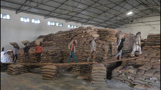 The government has said that diversion of surplus FCI rice has had no impact on retail food inflation. (HT Photo)