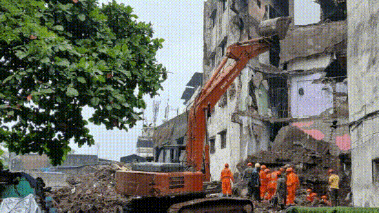 The four-storey Kohinoor Building in Balaji Nagar, Gangaram Wada, in Bhiwandi was previously declared dangerous by the Bhiwandi-Nizampur Municipal Corporation.