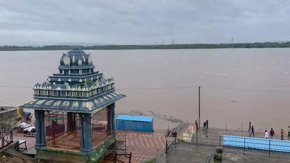 <p>ఎగువ ప్రాంతాల్లో కురుస్తున్న భారీ వర్షాలకు తోడు వరద ప్రవాహం తీవ్రమవ్వడంతో భద్రాచలం వద్ద గోదావరి నది ఉగ్రరూపం దాలుస్తోంది. క్రమక్రమంగా పెరుగుతున్న వరద నీటితో భద్రాచలం వద్ద గోదావరి నీటిమట్టం 43 అడుగుల మార్కును తాకింది. </p><p> </p>(ఫైల్ ఫొటో)