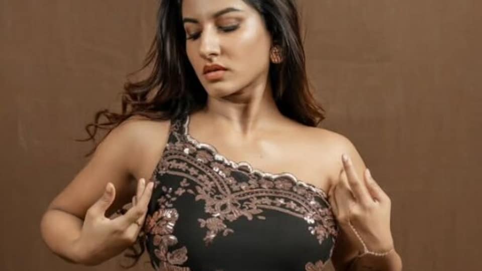<p>రీసెంట్ గా సోషల్ మీడియాలో ట్రెండింగ్ లో ఉంటున్న విష్ణుప్రియ మరోసారి హాట్ షోతో అదరగొట్టింది. </p>(instagram-Vishnu Priya Bhimeneni)