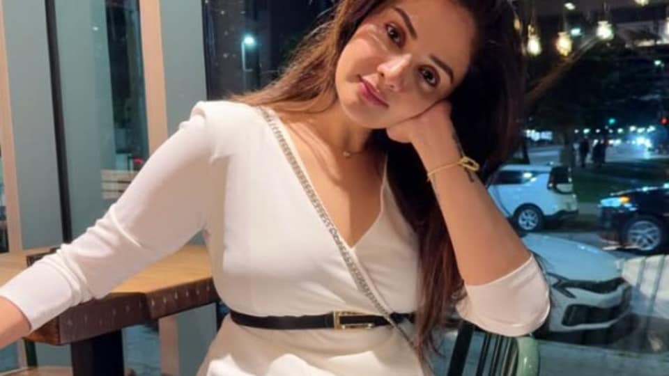 <p>తాజాగా విదేశాలకు వెళ్లిన శ్రీముఖి అక్కడి నుంచి లేటెస్ట్ పోజులను సోషల్ మీడియాలో ఇలా షేర్ చేసింది. </p>(instagram-Sreemukhi)