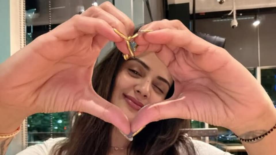 <p>ఓ వైపు టీవీ షోలు, మూవీ ఈవెంట్లు, సినిమా షూటింగ్ లతో బిజీ అయిపోయింది శ్రీముఖి. తాజాగా మా ఇంటి బంగారం సినిమాలో యాక్టింగ్ తో అదరగొట్టింది. </p>(instagram-Sreemukhi)