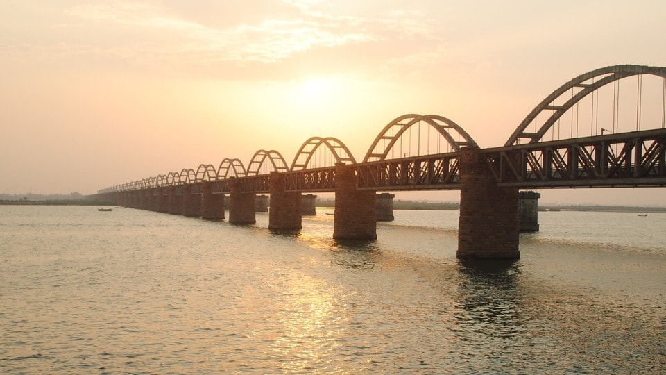 <p>ఎగువ ప్రాంతాల్లో కురుస్తున్న భారీ వర్షాల నేపథ్యంలో గోదావరి నీటిమట్టం పెరుగుతున్న దృష్ట్యా,అన్ని శాఖలు పూర్తి అప్రమత్తంగా ఉండి ముందస్తు చర్యలను ముమ్మరం చేయాలని జిల్లా భద్రాద్రి కొత్తగూడెం కలెక్టర్ అంకిత్ ఆదేశించారు. గోదావరి పరివాహక ప్రాంత ప్రజలను ముందుగానే అప్రమత్తం చేయడం, అవసరమైతే పునరావాస కేంద్రాలకు తరలించడం, అక్కడ తాగునీరు, ఆహారం, వైద్య, విద్యుత్, పారిశుద్ధ్య సౌకర్యాలు సిద్ధంగా ఉంచాలని ఆదేశించారు.<br> </p>
