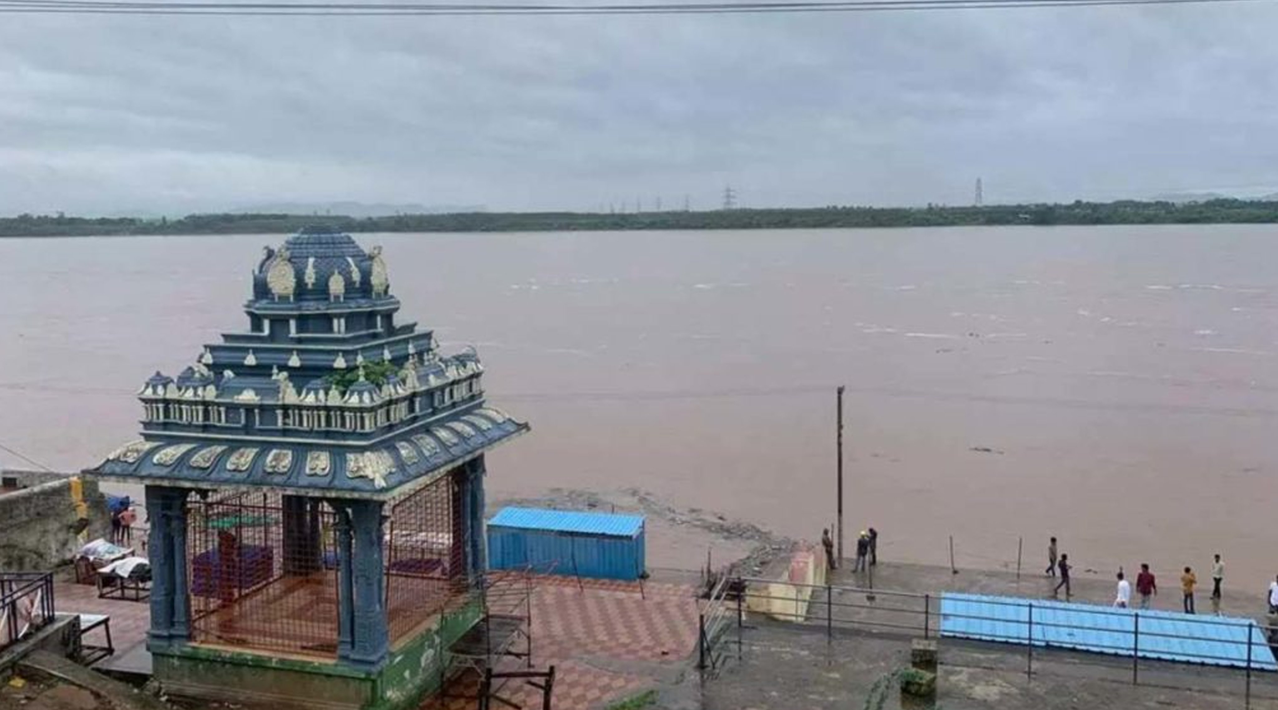 <p>ఎగువ ప్రాంతాల్లో కురుస్తున్న భారీ వర్షాలకు తోడు వరద ప్రవాహం తీవ్రమవ్వడంతో భద్రాచలం వద్ద గోదావరి నది ఉగ్రరూపం దాలుస్తోంది. క్రమక్రమంగా పెరుగుతున్న వరద నీటితో భద్రాచలం వద్ద గోదావరి నీటిమట్టం 43 అడుగుల మార్కును తాకింది. </p><p> </p> <p>ఎగువ ప్రాంతాల్లో కురుస్తున్న భారీ వర్షాలకు తోడు వరద ప్రవాహం తీవ్రమవ్వడంతో భద్రాచలం వద్ద గోదావరి నది ఉగ్రరూపం దాలుస్తోంది. క్రమక్రమంగా పెరుగుతున్న వరద నీటితో భద్రాచలం వద్ద గోదావరి నీటిమట్టం 43 అడుగుల మార్కును తాకింది. </p><p> </p>