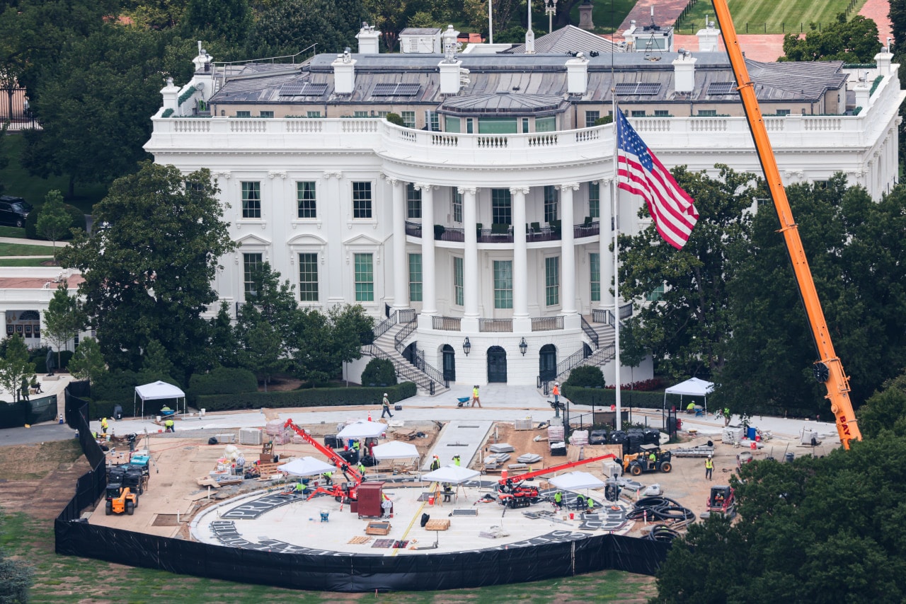 Workers assembled the presidential seal on the helipad. Workers assembled the presidential seal on the helipad.