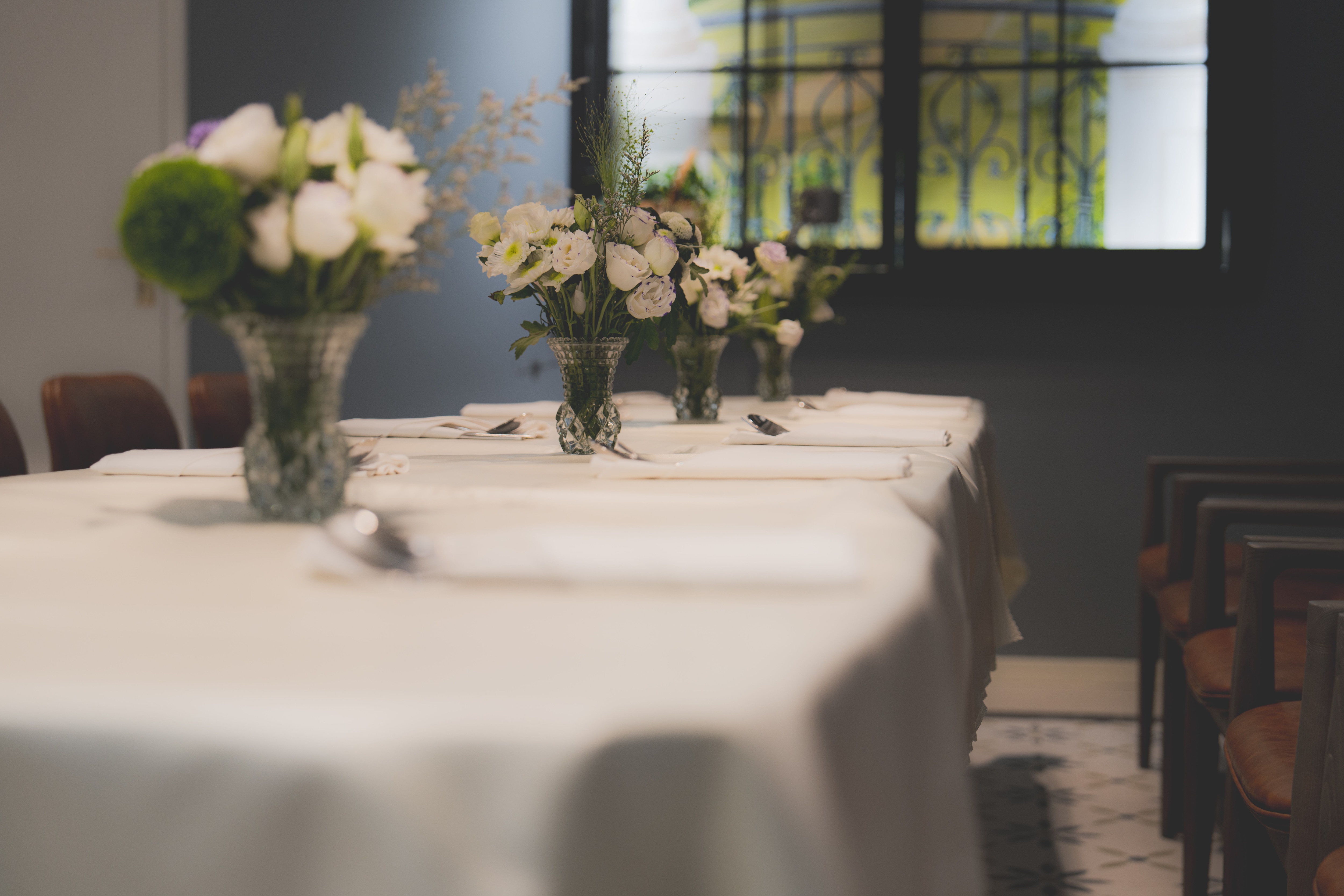 Look for a vase that holds its own even when empty, whether in fluid glass, textured metal or ceramic. (Pexel) Look for a vase that holds its own even when empty, whether in fluid glass, textured metal or ceramic. (Pexel)