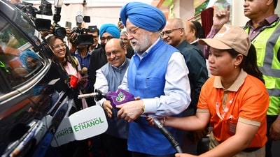 Union minister for petroleum and natural gas Hardeep Singh Puri fills E85 fuel in a car during the during the launch of E85 fuel (a blend of 85% ethanol and 15% petrol) in New Delhi. (ANI) Union minister for petroleum and natural gas Hardeep Singh Puri fills E85 fuel in a car during the during the launch of E85 fuel (a blend of 85% ethanol and 15% petrol) in New Delhi. (ANI)