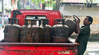 নয়া মাসের শুরুতেই কলকাতায় একধাক্কায় কমল রান্নার গ্যাস সিলিন্ডারের দাম। (ছবিটি প্রতীকী, সৌজন্যে এএনআই) নয়া মাসের শুরুতেই কলকাতায় একধাক্কায় কমল রান্নার গ্যাস সিলিন্ডারের দাম। (ছবিটি প্রতীকী, সৌজন্যে এএনআই)