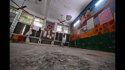 Officials said unsafe classrooms need urgent repairs or demolition, while new buildings are planned only after old structures are cleared. (Parveen Kumar/HT) Officials said unsafe classrooms need urgent repairs or demolition, while new buildings are planned only after old structures are cleared. (Parveen Kumar/HT)