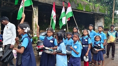 Holding empty plates, students demanded that the state government immediately release foodgrains and funds to cover the cost of essentials and the cooking being done informally so that students don’t go hungry.