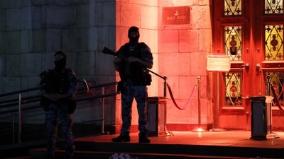 Law enforcement officers stand guard at the site of an explosion at a restaurant in central Moscow, Russia August 1, 2026. REUTERS/Anastasia Barashkova (REUTERS)