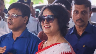 প্রায় দু"দশক পরে কলকাতায় তসলিমা নাসরিন। (ছবি সৌজন্যে হিন্দুস্তান টাইমস)) প্রায় দু"দশক পরে কলকাতায় তসলিমা নাসরিন। (ছবি সৌজন্যে হিন্দুস্তান টাইমস))