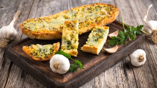 Healthy Garlic Bread Recipe (Freepik)