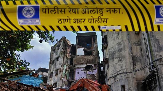 A day after the tragedy, the atmosphere in the neighbourhood was thick with anxiety as residents of the two wings of the Kohinoor Building wandered through the neighbourhood. (Praful Gangurde / HT)