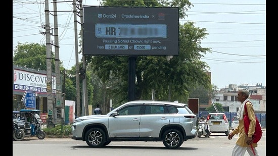 The LED board at Sohna Chowk reads vehicle numbers and instantly shows pending challans using the e-challan database. (Parveen Kumar/HT)