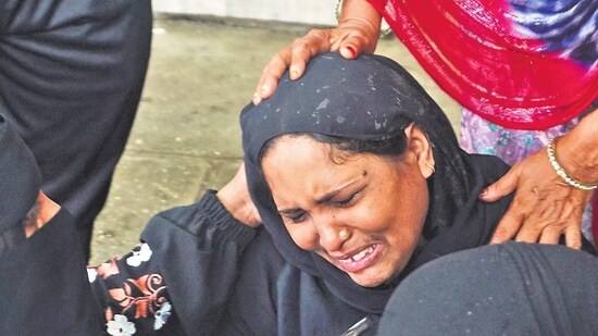 Sister of one of the deceased Shameem Ansari was inconsolable outside Bhiwandi’s Indira Gandhi Hospital on Friday morning upon learning of her brother’s passing.praful Gangurde