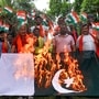 পাকিস্তানের পতাকা পোড়াচ্ছে শিবসেনা।