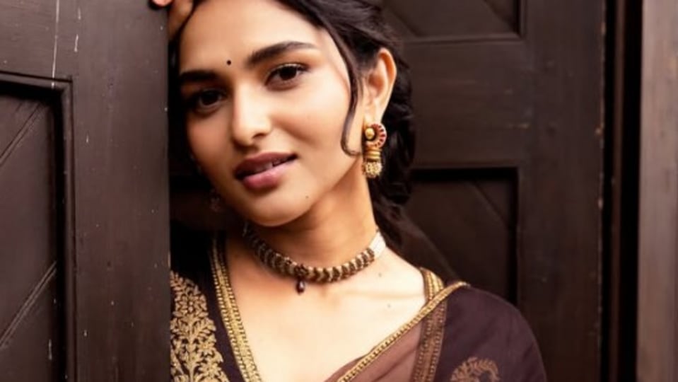 <p>సౌత్ ఇండియాలో బిజీ హీరోయిన్లలో కాయదు లోహర్ ఒకరు. ప్రస్తుతం ఆమె చేతిలో ఏకంగా 6 సినిమాలున్నాయి. </p>(instagram-kayadulohar)