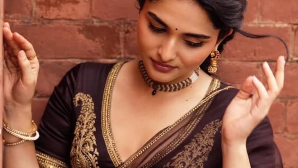 <p>చీరలో హొయలు పోతున్న ఫొటోలను కాయదు లోహర్ ఇవాళ (ఆగస్టు 1) తన ఇన్ స్టాగ్రామ్ లో పోస్టు చేసింది. ఈ పిక్స్ వైరల్ గా మారాయి. </p>(instagram-kayadulohar)