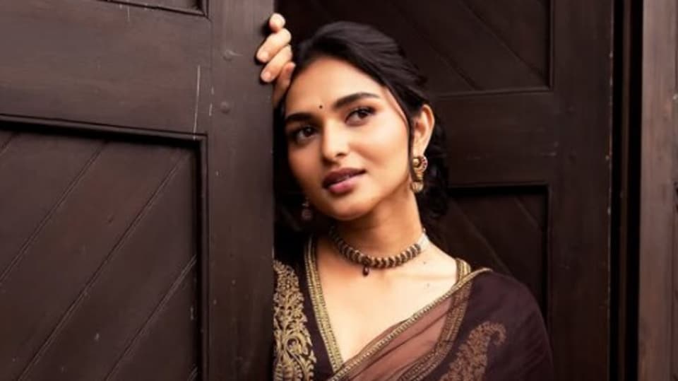 <p>మలయాళంలో స్టార్ హీరో దుల్కర్ సల్మాన్ ‘ఐయామ్ గేమ్’ మూవీలో కాయదు లోహర్ హీరోయిన్ గా చేస్తోంది. సూర్య కొత్త సినిమాలోనూ ఆమె ఛాన్స్ కొట్టేసింది.</p>(instagram-kayadulohar)