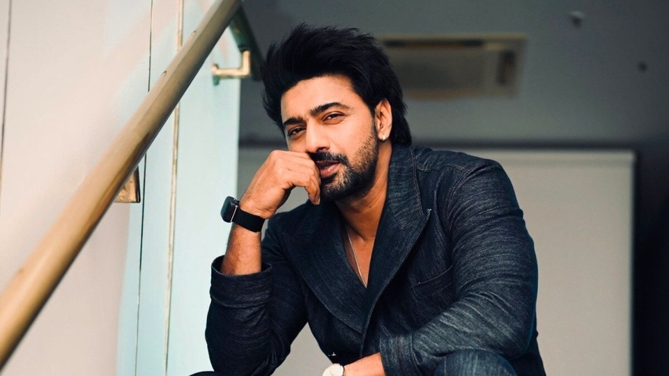 জানেন নিজের ফোনে কোন জিনিস লুকিয়ে রাখেন তিনি?