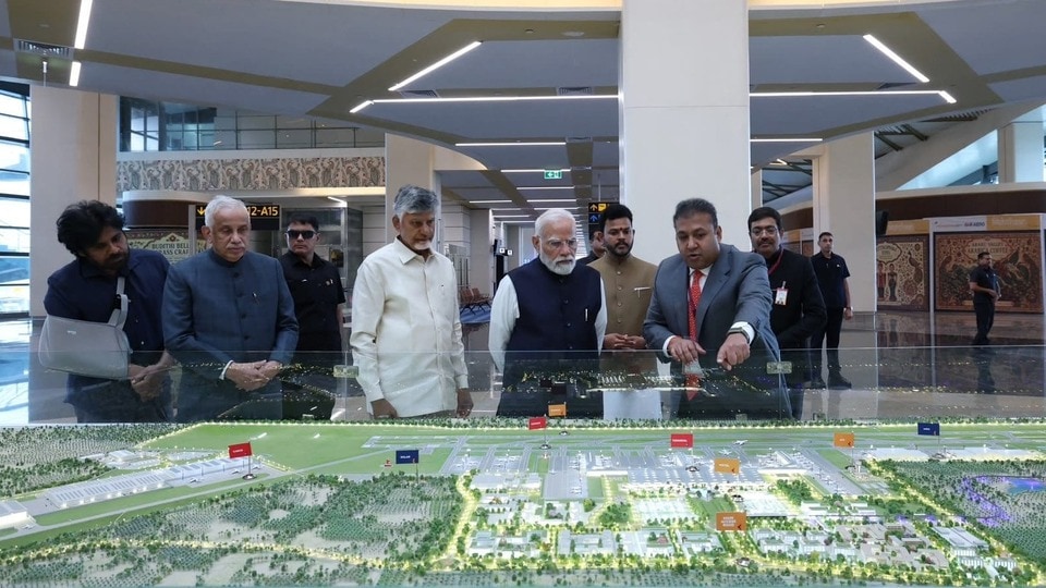 <p>విమానాశ్రయ టెర్మినల్ ప్రారంభం సందర్భంగా జీఎమ్‌ఆర్ గ్రూప్ ప్రతినిధులు ప్రధాని మోదీకి ఎయిర్‌పోర్ట్ నిర్మాణ విశేషాలను ప్రత్యక్షంగా వివరించారు. విమానాశ్రయంలో అందుబాటులోకి తెచ్చిన అత్యంత ఆధునిక మౌలిక వసతులు, ప్రయాణికుల సౌకర్యాలు, పర్యావరణ అనుకూల (సస్టైనబుల్) డిజైన్లను ప్రధానికి చూపించారు.</p>
