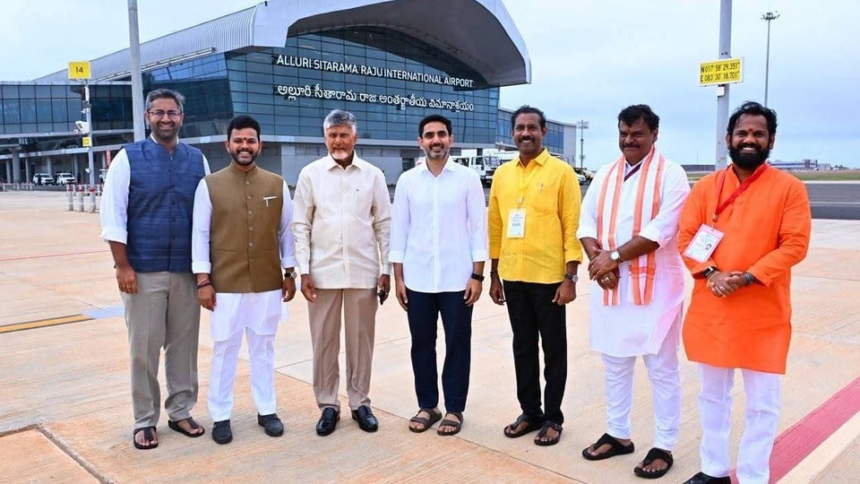 <p>పబ్లిక్-ప్రైవేట్ పార్ట్‌నర్‌షిప్ (PPP) నమూనాలో సుమారు రూ.5,640 కోట్లకు పైగా వ్యయంతో ఈ గ్రీన్‌ఫీల్డ్ విమానాశ్రయాన్ని అత్యంత సుందరంగా తీర్చిదిద్దారు. ఈ నూతన అంతర్జాతీయ విమానాశ్రయం ఏడాదికి ఏకంగా 60 లక్షల మంది ప్రయాణికుల రద్దీని తట్టుకునేలా రూపొందించారు.</p>