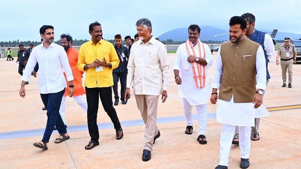 <p>ఈ ఇంటర్నేషనల్ ఎయిర్‌పోర్ట్ అందుబాటులోకి రావడంతో ఉత్తరాంధ్ర జిల్లాలకు అంతర్జాతీయ స్థాయి ఎయిర్ కనెక్టివిటీ పెరగడమే కాకుండా, ప్రయాణికులు మరియు సరుకుల రవాణా (కార్గో) వేగవంతం కానుంది.</p>