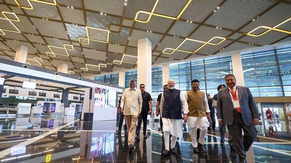 <p>ఉత్తరాంధ్రలో పర్యాటకం, వాణిజ్యం, పెట్టుబడుల పెంపుతో పాటు ప్రాంతీయ వికాసానికి ఈ గ్రీన్ ఫీల్డ్ ఎయిర్‌పోర్ట్ ఏ విధంగా దోహదపడుతుందో సమగ్రంగా వివరించారు.</p>