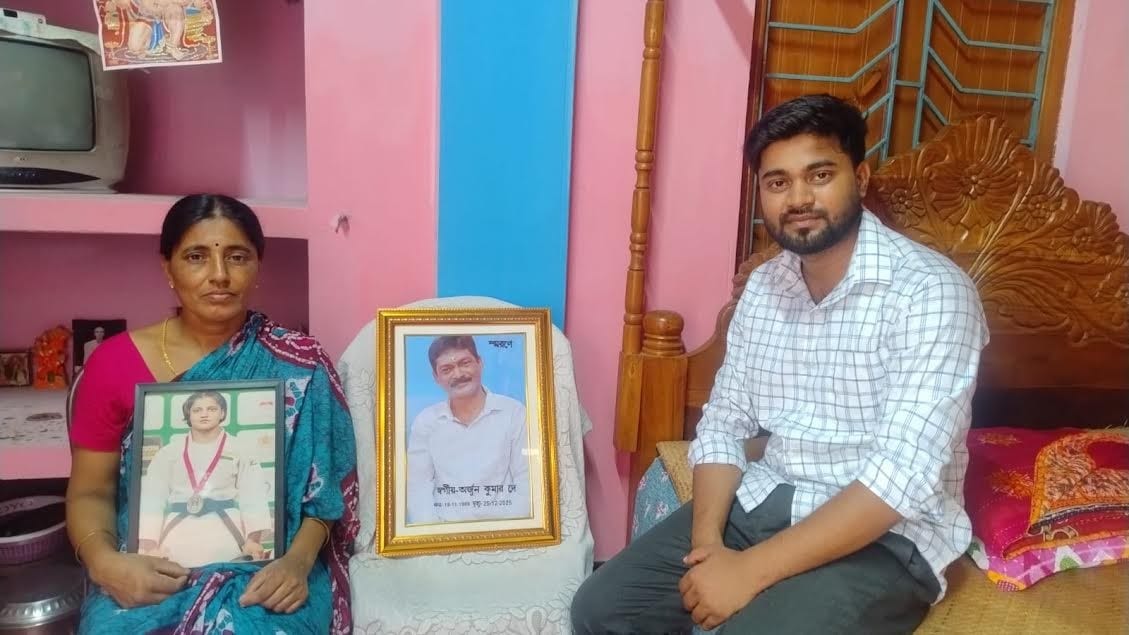 Ashmita Dey’s mother with her photo on her lap and elder brother at their rented home in Belonia of South Tripura district (HT Photo) Ashmita Dey’s mother with her photo on her lap and elder brother at their rented home in Belonia of South Tripura district (HT Photo)