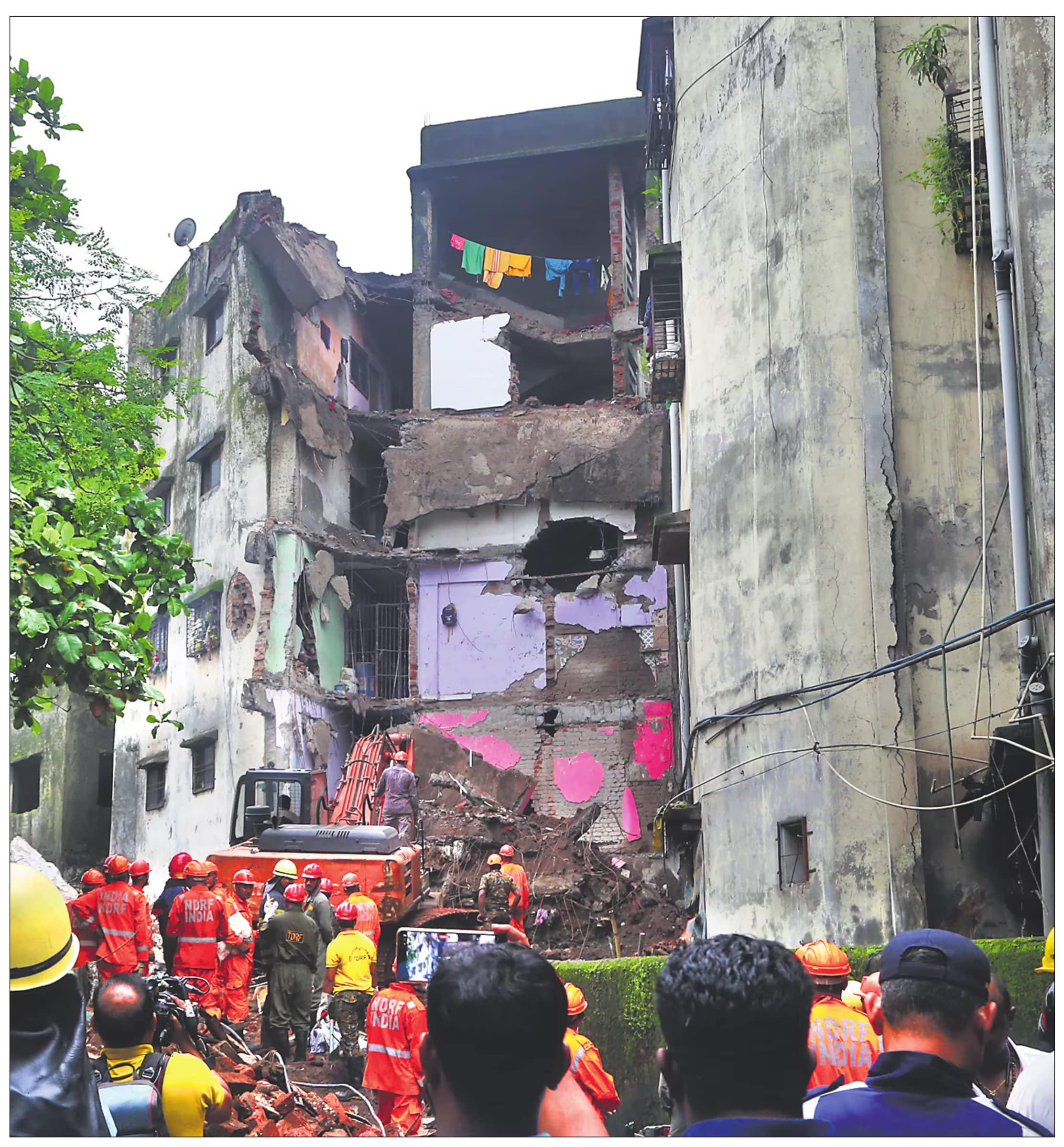 The collapse site of Kohinoor Apartments in Bhiwandi, where a four-storey residential building gave way, killing 10 people and injuring three others. (Praful Gangurde/ht photo)