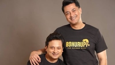 মহাপ্রভু টু বহুরূপী ২— যিশু ও শিবুর ‘হাঁটু গেড়ে’ নমস্কারের রীতি ৩০ বছর অটুট! মহাপ্রভু টু বহুরূপী ২— যিশু ও শিবুর ‘হাঁটু গেড়ে’ নমস্কারের রীতি ৩০ বছর অটুট!