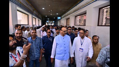 Deputy CM and health minister Brajesh Pathak reviewing facilities at Swaroop Rani Nehru (SRN) Hospital in Prayagraj on Sunday (HT)