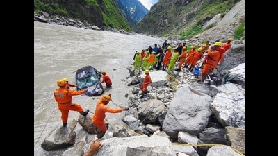 Officials said that with the assistance of the National Disaster Response Force (NDRF), the fire services team and local police, the vehicle was retrieved from the river. The bodies were found inside the vehicle. (HT Photo)