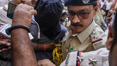 Bardhaman: West Bengal Police Special Task Force (STF) personnel escort suspected terrorist Hamid Mondal, also known as Hamim Mondal, with his face covered while producing him before a court. 