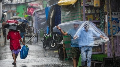 রবিবাসরীয় স্বস্তির বৃষ্টি তিলোত্তমায়! (ফাইল ছবি, সৌজন্যে পিটিআই) রবিবাসরীয় স্বস্তির বৃষ্টি তিলোত্তমায়! (ফাইল ছবি, সৌজন্যে পিটিআই)