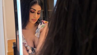 <p>అద్దం ముందు ఇలా అందాలను ప్రదర్శించేసింది మౌనీ రాయ్. ఇవాళ (ఆగస్టు 2) సోషల్ మీడియాల మౌనీ పోస్టు చేసిన పిక్స్ తెగ వైరల్ గా మారాయి. </p> (instagram-imouniroy) <p>అద్దం ముందు ఇలా అందాలను ప్రదర్శించేసింది మౌనీ రాయ్. ఇవాళ (ఆగస్టు 2) సోషల్ మీడియాల మౌనీ పోస్టు చేసిన పిక్స్ తెగ వైరల్ గా మారాయి. </p> (instagram-imouniroy)