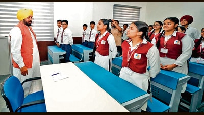 The chief minister also spent time interacting with students during his visit to the Miller Ganj school. (HT Photo)