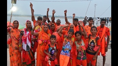 Women devotees at Dashashwamedh Ghat collecting sacred Ganga water in Prayagraj (HT) Women devotees at Dashashwamedh Ghat collecting sacred Ganga water in Prayagraj (HT)