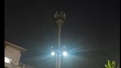 A video of the incident surfaced on social media where the cops can be heard persuading Heeralal to come down. A video of the incident surfaced on social media where the cops can be heard persuading Heeralal to come down.