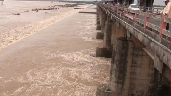 తగ్గుతున్న గోదావరి ఉధృతి