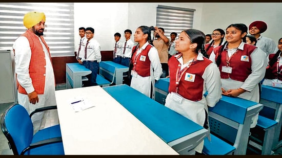 The chief minister also spent time interacting with students during his visit to the Miller Ganj school. (HT Photo)