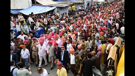 The week-long International Minjar Fair concluded on a colourful and traditional note at Chamba on Sunday, with chief minister Sukhvinder Singh Sukhu leading the ceremonial Shobha Yatra from Akhand Chandi Palace to Manjri Garden for the traditional immersion of the Minjar (golden tassel) in the Ravi river. (HT Photo)