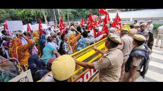 The workers also sought social security registration through the Labour Welfare Board, compensation of <span class='webrupee'>₹</span>5 lakh for workers injured in accidents. (HT Photo)